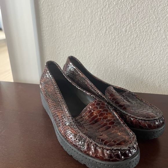 Stuart Weitzman Brown Loafers Snake Croc animal slip on Leather Size 7 - Picture 1 of 10